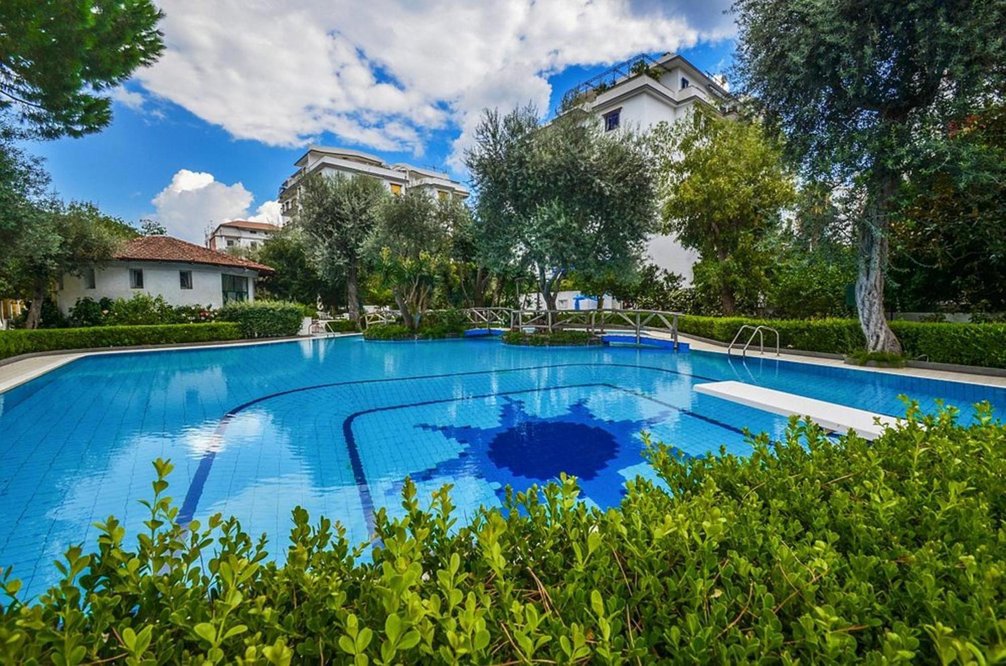 Casa Mar - Elegant Apartment With Pool And Panoramic Terrace In The Heart Of Sorrento Bagian luar foto