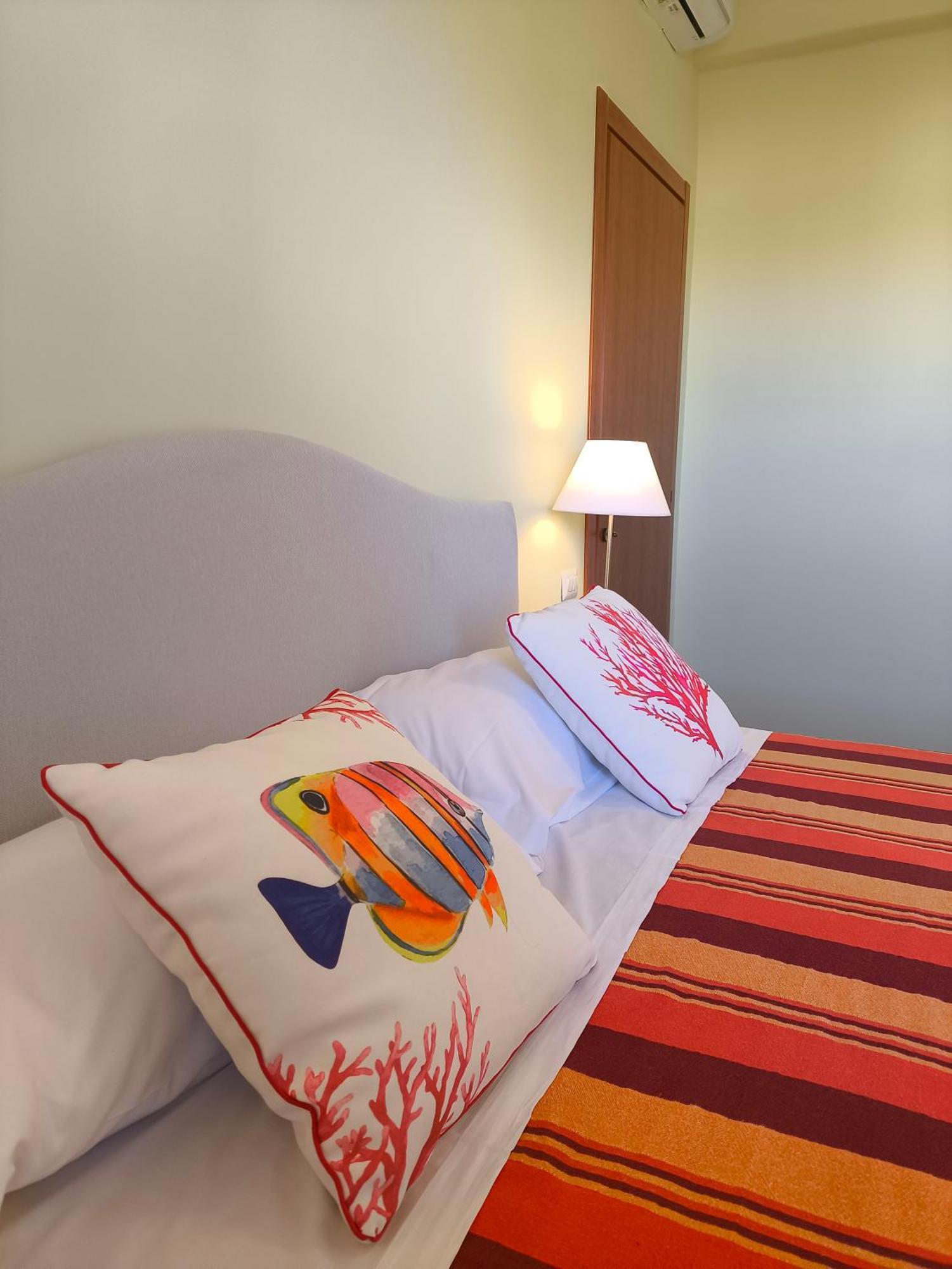 Casa Mar - Elegant Apartment With Pool And Panoramic Terrace In The Heart Of Sorrento Bagian luar foto