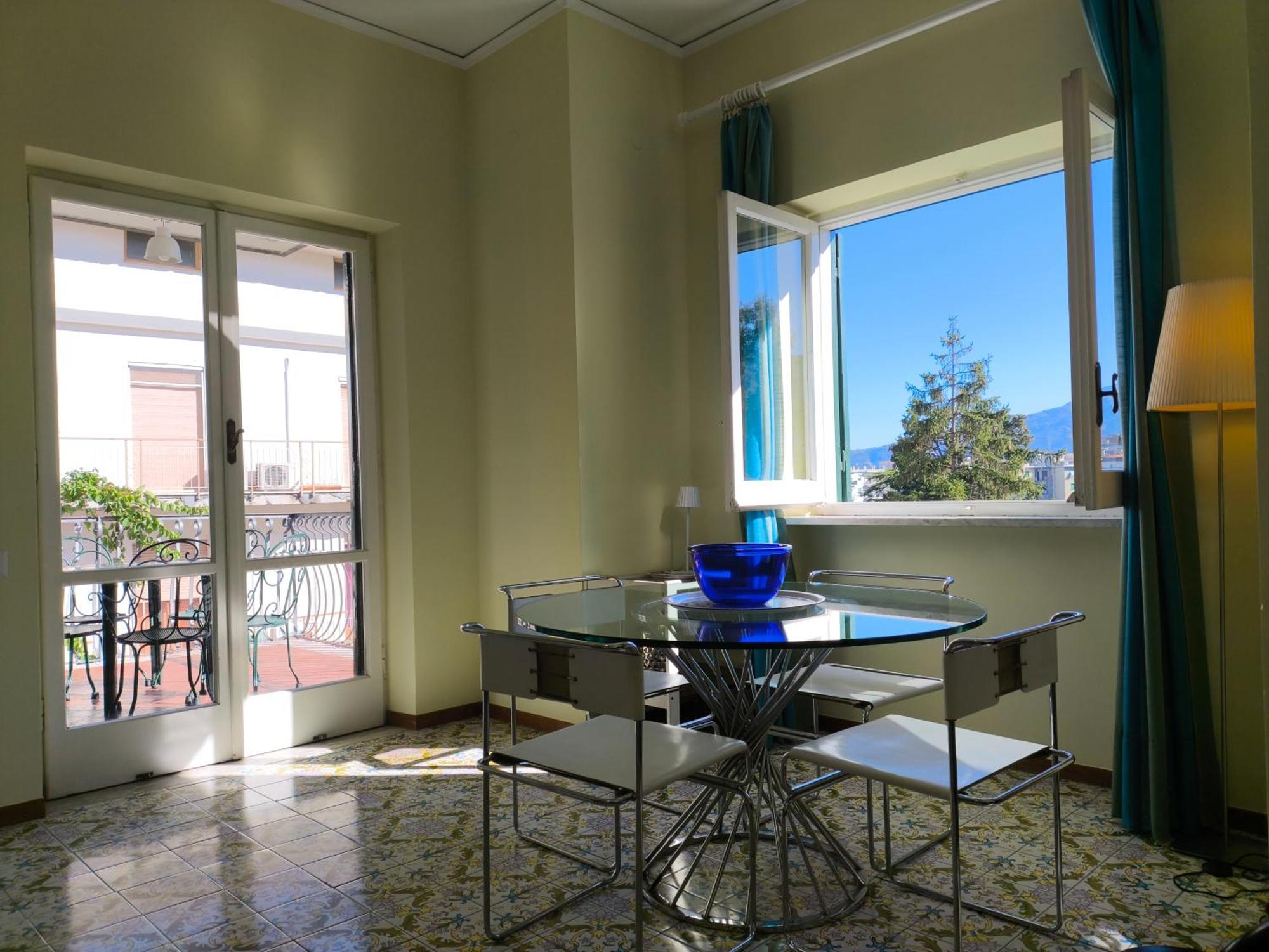 Casa Mar - Elegant Apartment With Pool And Panoramic Terrace In The Heart Of Sorrento Bagian luar foto