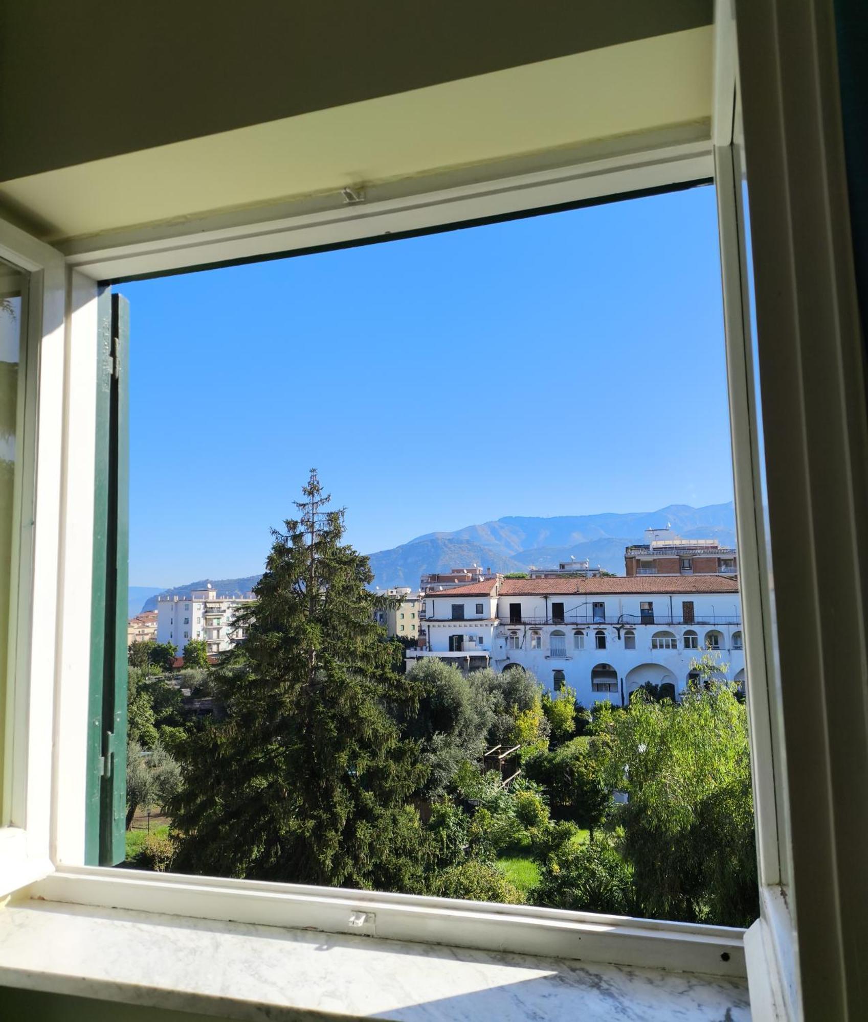 Casa Mar - Elegant Apartment With Pool And Panoramic Terrace In The Heart Of Sorrento Bagian luar foto