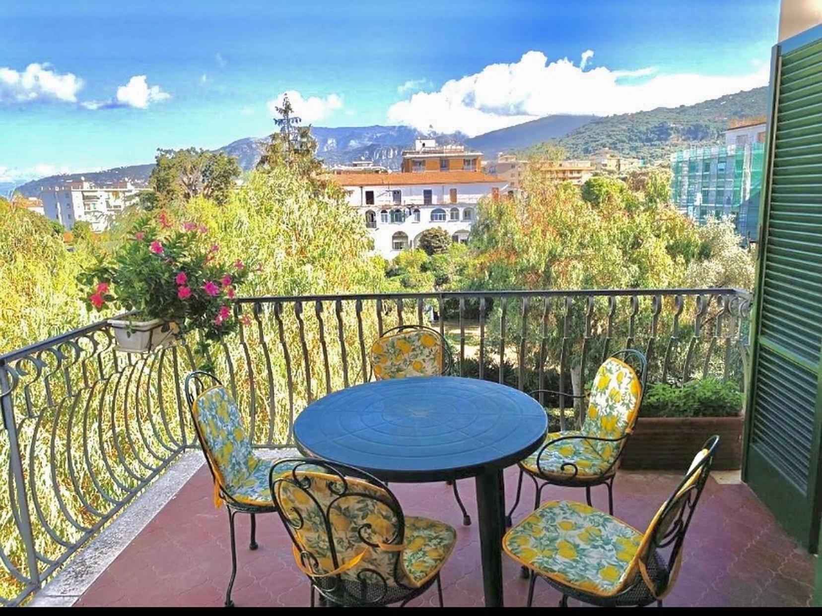 Casa Mar - Elegant Apartment With Pool And Panoramic Terrace In The Heart Of Sorrento Bagian luar foto