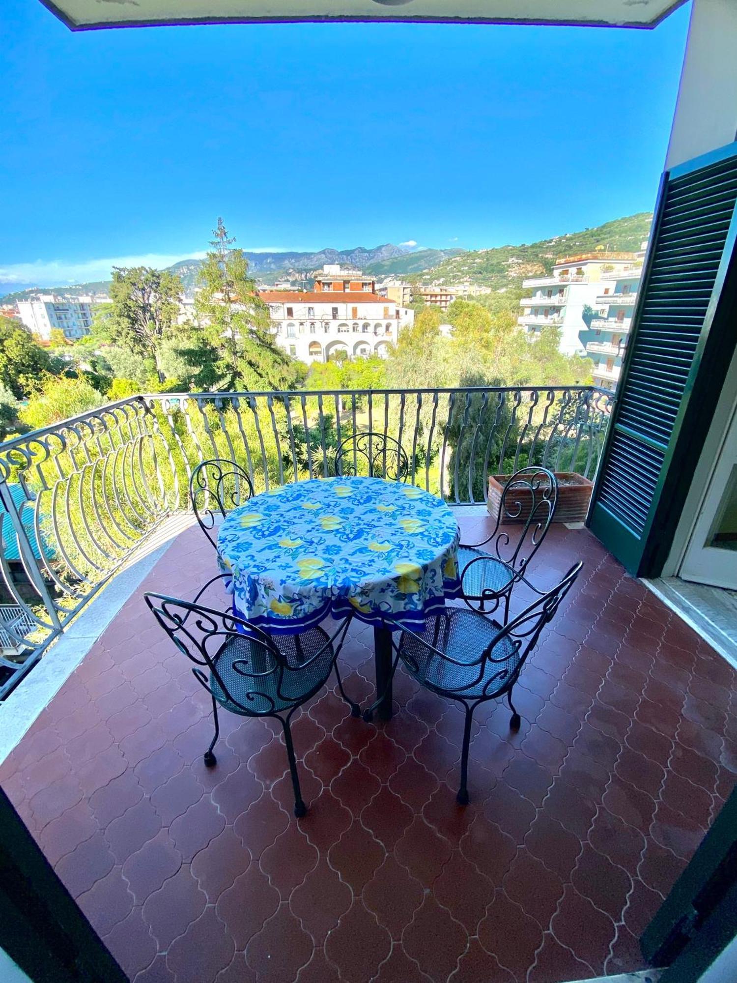 Casa Mar - Elegant Apartment With Pool And Panoramic Terrace In The Heart Of Sorrento Bagian luar foto